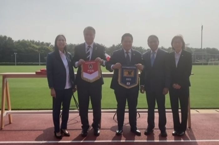 Ketua Umum PSSI, Erick Thohir bersama jajaran PSSI melakukan penandatanganan MoU kerja sama dengan Federasi Sepak Bola Jepang (JFA).