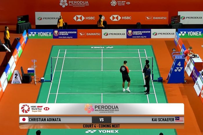 Tangkapan layar kesalahan teknis dalam live streaming pertandingan kualifikasi Malaysia Masters 2023 antara Christian Adinata (Indonesia) dan Kai Schaefer (Jerman) di kanal Youtube BWF TV. Adinata ditampilkan sebagai pebulu tangkis Jepang sedangkan Schaefer dari Malaysia.