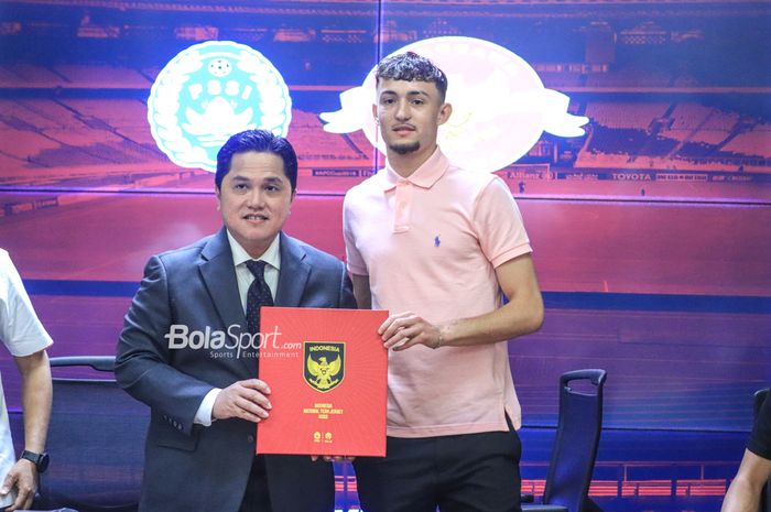 Ketua Umum PSSI, Erick Thohir (kiri), sedang berfoto bersama dengan pemain keturunan yakni Ivar Jenner (kanan) di Stadion Utama Gelora Bung Karno, Senayan, Jakarta, Rabu (24/5/2023) siang.