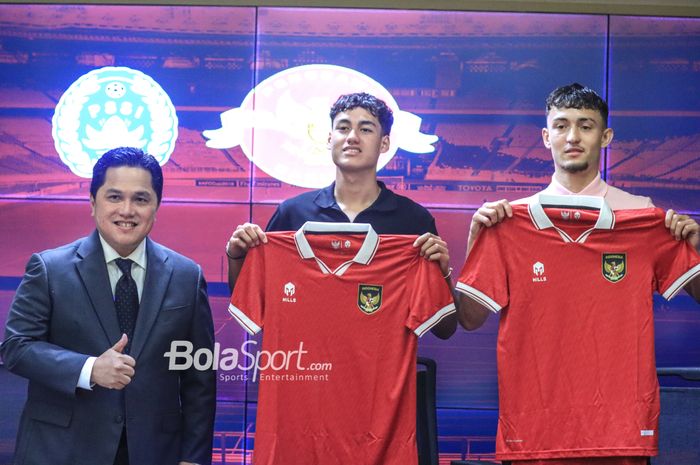 Ketua Umum PSSI, Erick Thohir (kiri), sedang berfoto dengan dua pemain keturunan Indonesia bernama Rafael Struick (tengah) dan Ivar Jenner (kanan) di Stadion Utama Gelora Bung Karno, Senayan, Jakarta, Rabu (24/5/2023) siang.