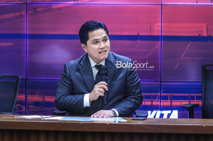 Ketua Umum PSSI, Erick Thohir, sedang memberikan keterangan kepada awak media dalam sesi jumpa pers di Stadion Utama Gelora Bung Karno, Senayan, Jakarta, Rabu (24/5/2023) siang.