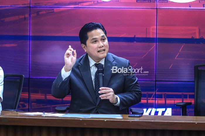 Ketua Umum PSSI, Erick Thohir, sedang memberikan keterangan kepada awak media dalam sesi jumpa pers di Stadion Utama Gelora Bung Karno, Senayan, Jakarta, Rabu (24/5/2023) siang.