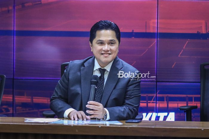 Ketua Umum PSSI, Erick Thohir, memberikan senyuman saat memberikan keterangan jumpa pers di Stadion Utama Gelora Bung Karno, Senayan, Jakarta, Rabu (24/5/2023) siang.