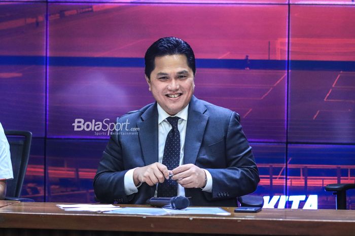 Ketua Umum PSSI, Erick Thohir, memberikan senyuman saat memberikan keterangan jumpa pers di Stadion Utama Gelora Bung Karno, Senayan, Jakarta, Rabu (24/5/2023) siang.