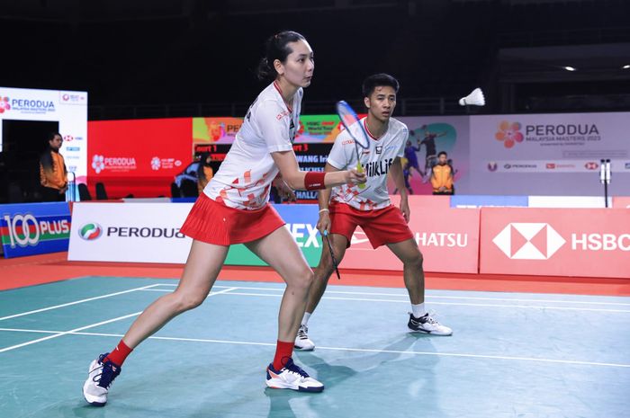 Ganda campuran Indonesia, Dejan Ferdinansyah/Gloria Emanuelle Widjaja saat beraksi pada babak pertama Malaysia Masters 2023, di Axiata Arena, Kuala Lumpur, Malaysia, Rabu (24/5/2023).