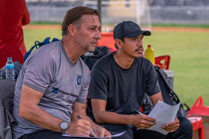 Direktur Papua Football Academy, Wolfgang Pikal (kiri) dan Ricardo Salampessy saat memantau kegiatan PFA Cari Bakat di Stadion Mandala, Jayapura, pada 19-21 Mei 2023. 