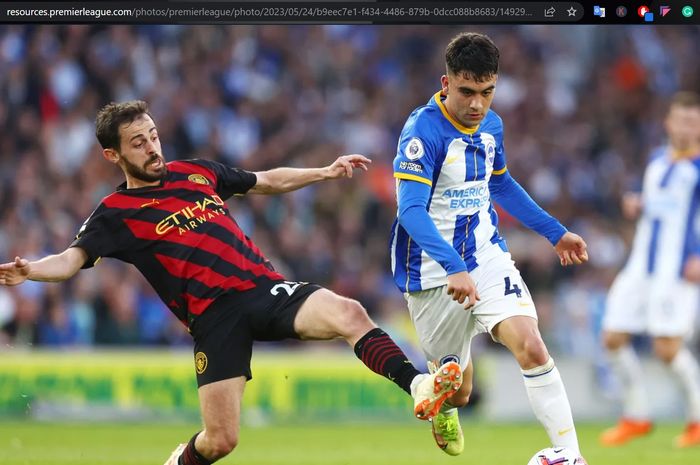 Bernardo Silva berebut bola dengan Facundo Buonanotte dalam laga Brighton and Hove Albion vs Manchester City di Amex Stadium, Rabu (24/5/2023).