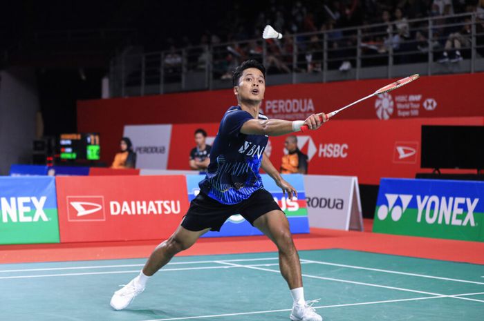 Aksi pebulu tangkis tunggal putra Indonesia, Anthony Sinisuka Ginting, saat bertanding pada Malaysia Masters 2023 di Axiata Arena, Kuala Lumpur, Malaysia, Rabu, 24 Mei 2023