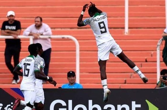 Bomber Timnas U-20 Nigeria, Salim Fago Lawal, melakukan selebrasi usai mencetak gol ke gawang Timnas U-20 Italia di laga Grup D Piala Dunia U-20 2023.