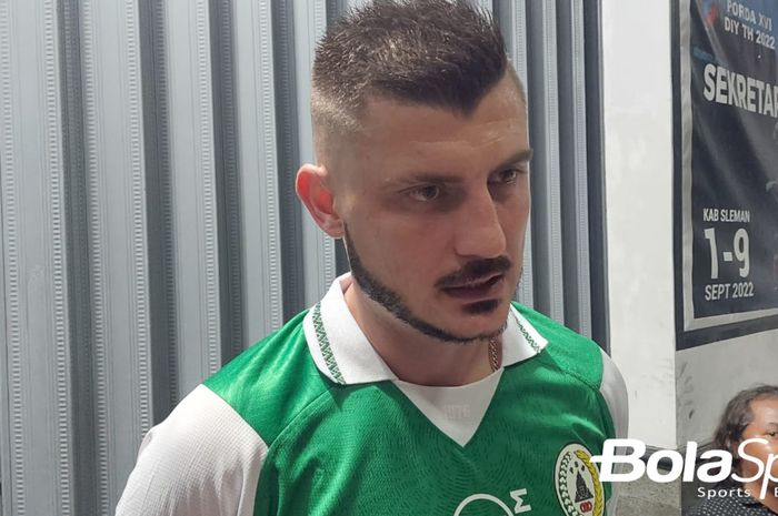 Penyerang PSS Sleman asal Ukraina, Yevhen Bokashvilli saat diwawancarai oleh redaksi BolaSport.com di Stadion Maguwoharjo, Sleman, Kamis (25/5/2023)