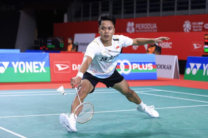 Aksi pebulu tangkis tunggal putra Indonesia, Anthony Sinisuka Ginting, saat bertanding pada Malaysia Masters 2023 di Axiata Arena, Kuala Lumpur, Malaysia, Kamis, 25 Mei 2023