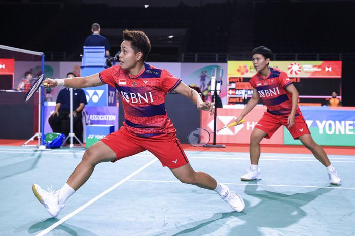 Ganda putri Indonesia, Apriyani Rahayu/Siti Fadia Silva Ramadhanti, saat tampil pada Malaysia Masters 2023 di Axiata Arena, Kuala Lumpur, Malaysia