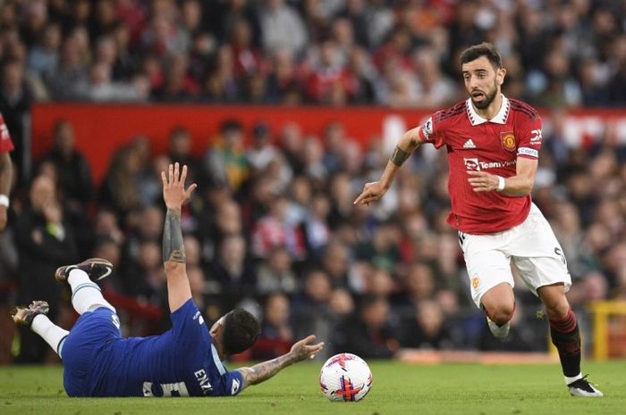 Aksi Bruno Fernandes dalam laga Manchester United versus Chelsea pada lanjutan Liga Inggris 2022-2023.