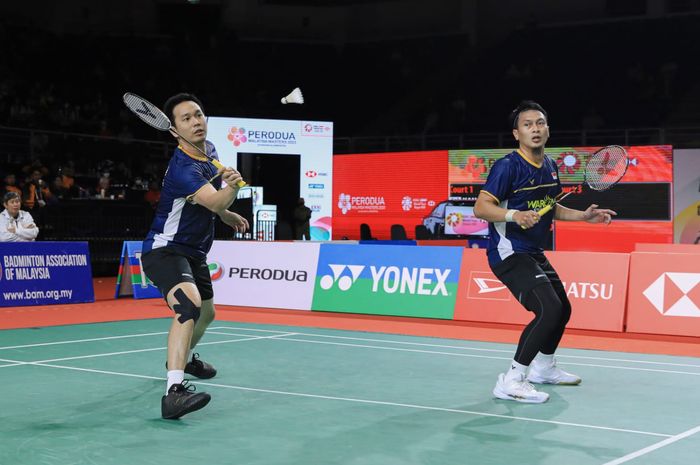 Ganda putra Indonesia, Hendra Setiawan dan Mohammad Ahsan, berusaha mengantisipasi pengembalian lawan saat tampil pada perempat final Malaysia Masters 2023 di Axiata Arena, Kuala Lumpur, Malaysia, 26 Mei 2023.