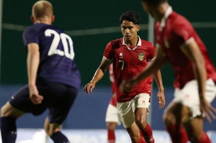 Marselino Ferdinan berusaha melewati pemain Prancis saat membela Timnas U-20 Indonesia dalam uji coba di Spanyol, 18 November 2022. Prancis digdaya dalam laga itu, tapi menangis di hadapan Gambia. 