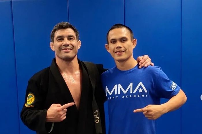 Petarung Indonesia, Billy Pasulatan (kanan) mengaku siap keluarkan jurus andalannya di Road to UFC 2.