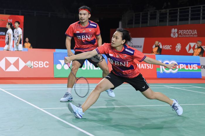 Pasangan ganda campuran Indonesia, Rinov Rivaldy/Pitha Haningtyas Mentari, pada perempat final Malaysia Masters 2023 di Axiata Arena, Kuala Lumpur, Jumat (26/5/2023).