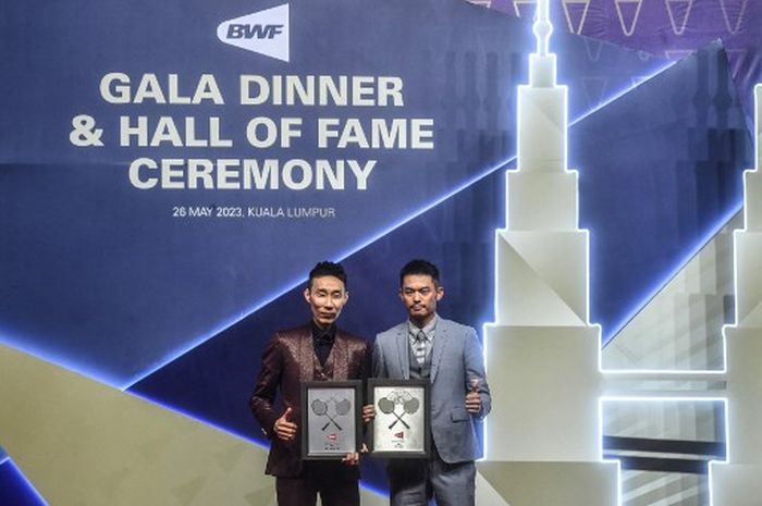 Mantan tunggal putra Malaysia, Lee Chong Wei (Kiri) dan  Lin Dan (China) berpose sebelum pemberian penghargaan Badminton World Federation (BWF) Hall of Fame 2023 di Kuala Lumpur, Malaysia, Jumat (26/5/2023).