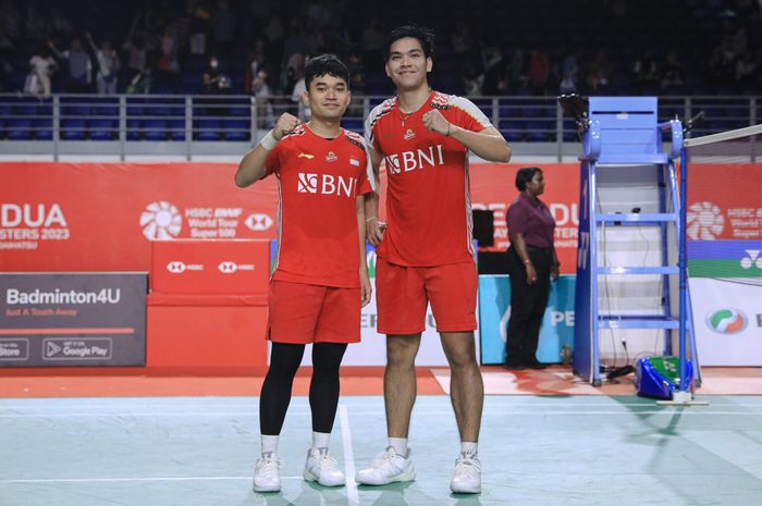 Pasangan ganda putra, Leo Rolly Carnando/Daniel Marthin, berpose usai menyelesaikan pada babak perempat final Malaysia Masters 2023 di Axiata Arena, Kuala Lumpur, Jumat, 26 Mei 2023