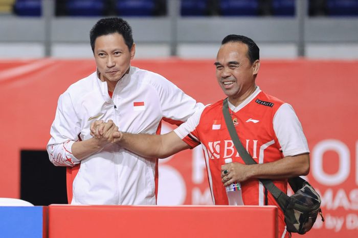 Pelatih tunggal putri Indra Widjaja dan Kepala Bidang Pembinaan dan Prestasi PBSI Rionny Mainaky merayakan kemenangan Gregoria Mariska Tunjung pada semifinal Malaysia Masters 2023 di Axiata Arena, Kuala Lumpur, Malaysia, 27 Mei 2023.