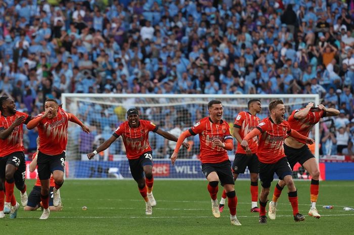 Luton Town menjadi klub terakhir yang berhasil promosi ke Liga Inggris musim depan usai menangi adu penalti melawan Coventry City di final play-off, Sabtu (27/5/2023) atau Minggu dini hari WIB.