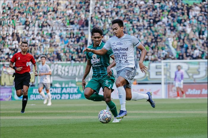 Suasana laga uji coba Persebaya Surabaya vs Bali United dalam pertandingan bertajuk 'Surabaya 730 Game' di Stadion Gelora Bung Tomo, Surabaya, Minggu (28/5/2023).