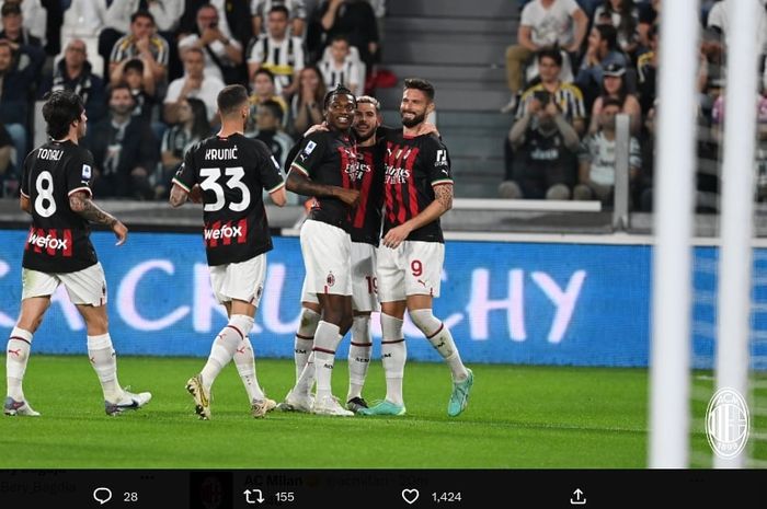 Olivier Giroud (kanan) mencetak gol AC Milan ke gawang Juventus pada duel Liga Italia di Allianz Stadium Turin (28/5/2023).