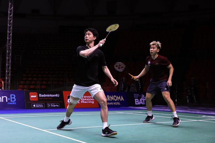 Pasangan ganda putra Indonesia, Marcus Fernaldi Gideon/Kevin Sanjaya Sukamuljo, di sela-sela tes lapangan jelang Thailand Open 2023 di Stadion Hua Mark, Bangkok, Senin (29/5/2023).