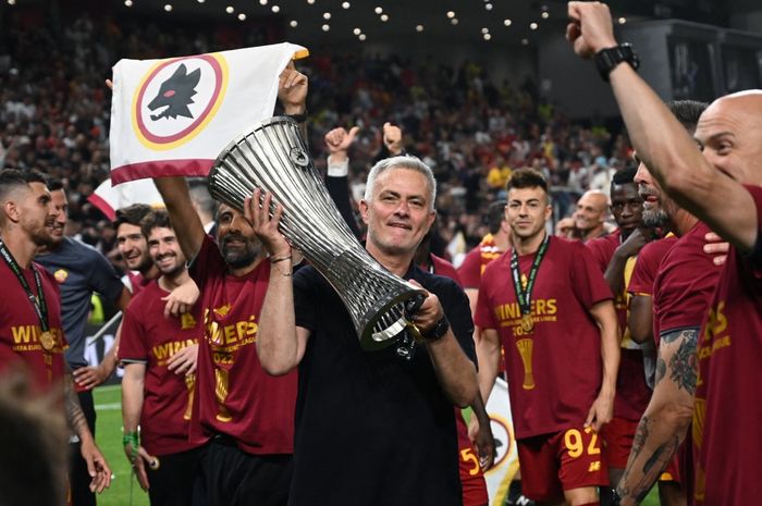 Jose Mourinho saat menjuarai UEFA Conference League 2021-2022 bersama AS Roma. Mourinho bawa pasukannya tur pramusim ke Singapura, bukan Indonesia.