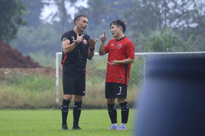 Pemain anyar Persija Jakarta, Ryo Matsumura (kanan) bersama Thomas Doll (kiri) selaku pelatih kepala Persija Jakarta.