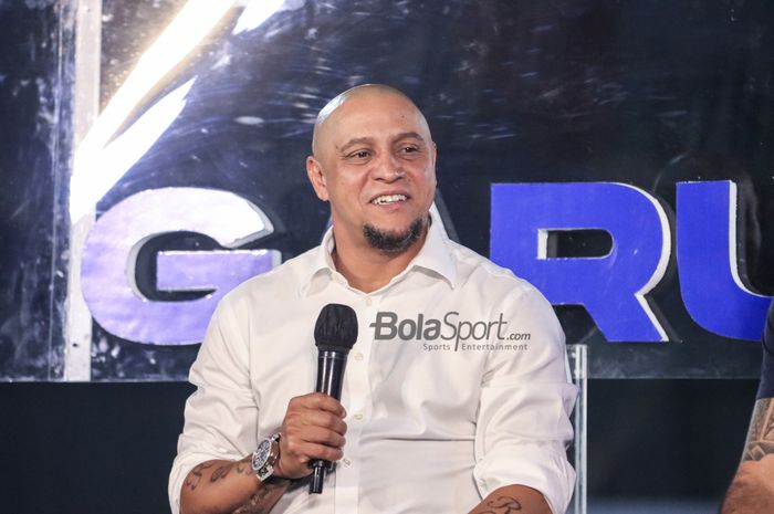 Legenda Sepak Bola asal Brasil, Roberto Carlos, sedang memberikan sambutan di Lapangan BRILiab Stadium, Fatmawati, Jakarta, Selasa (30/5/2023) malam.