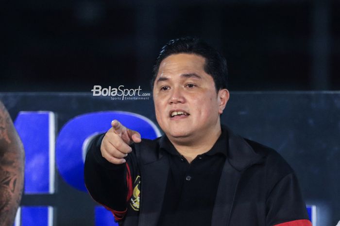 Ketua Umum PSSI, Erick Thohir, sedang memberikan sambutan di Lapangan BRILiab Stadium, Fatmawati, Jakarta, Selasa (30/5/2023) malam.