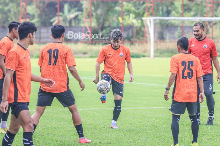 Pemain asing Persija Jakarta, Ryo Matsumura, sedang menguasai bola saat berlatih di Lapangan Nirwana Park, Sawangan, Jawa Barat, Rabu (31/5/2023)