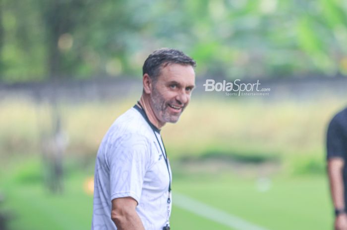 Pelatih Persija Jakarta, Thomas Doll, sedang memantau para pemainnya berlatih di Lapangan Nirwana Park, Sawangan, Jawa Barat, Rabu (31/5/2023)