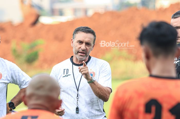 Pelatih Persija Jakarta, Thomas Doll, sedang memberikan intruksi kepada para pemainnya saat berlatih di Lapangan Nirwana Park, Sawangan, Jawa Barat, Rabu (31/5/2023)