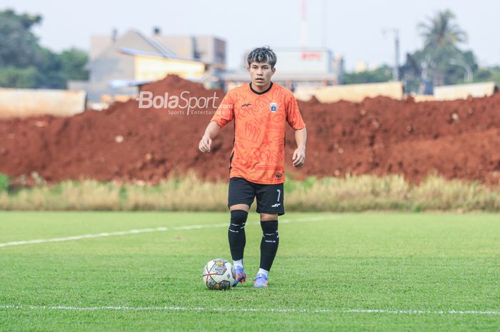 Pemain asing Persija Jakarta, Ryo Matsumura, sedang menguasai bola saat berlatih di Lapangan Nirwana Park, Sawangan, Jawa Barat, Rabu (31/5/2023)