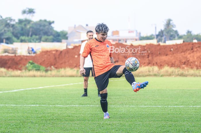 Pemain asing Persija Jakarta, Ryo Matsumura, sedang menguasai bola saat berlatih di Lapangan Nirwana Park, Sawangan, Jawa Barat, Rabu (31/5/2023)