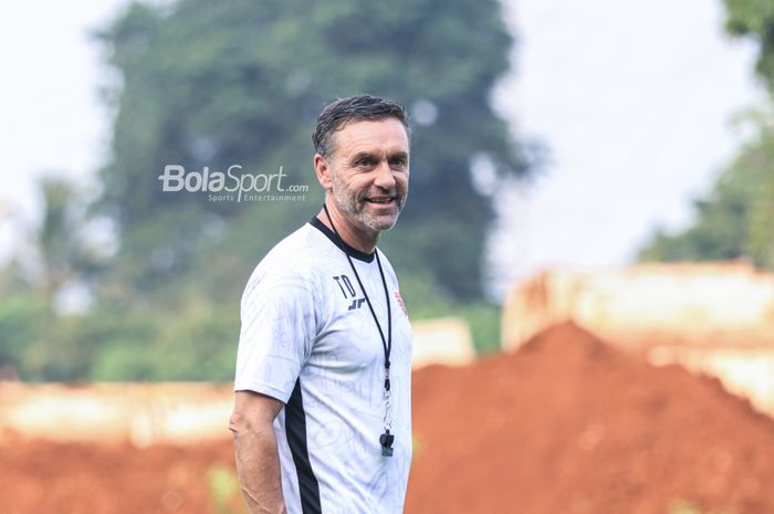 Pelatih Persija Jakarta, Thomas Doll, sedang memantau para pemainnya berlatih di Lapangan Nirwana Park, Sawangan, Jawa Barat, Rabu (31/5/2023)