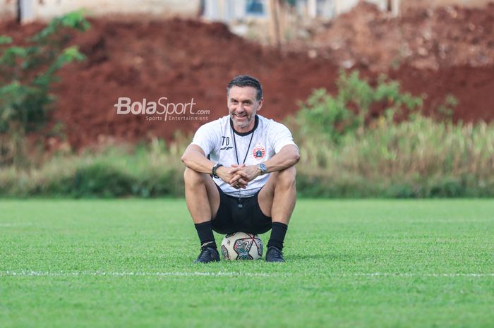 Pelatih Persija Jakarta, Thomas Doll, sedang memantau para pemainnya berlatih di Lapangan Nirwana Park, Sawangan, Jawa Barat, Rabu (31/5/2023)