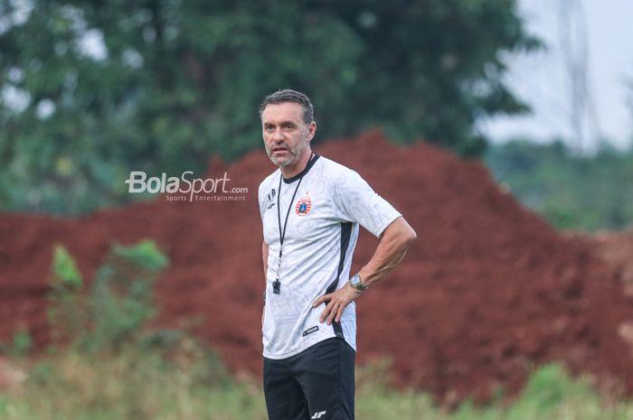 Pelatih Persija Jakarta, Thomas Doll, sedang memantau para pemainnya berlatih di Lapangan Nirwana Park, Sawangan, Jawa Barat, Rabu (31/5/2023)