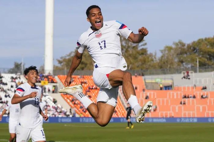 Pemain Timnas U-20 Amerika Serikat, Justin Che, melakukan selebrasi usai mencetak gol ke gawang Timnas U-20 Uzbekistan di laga babak 16 besar Piala Dunia U-20 2023, Rabu (31/5/2023) dini hari WIB.