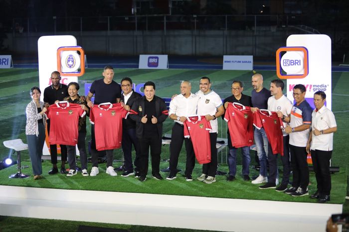 Legenda pesepakbola dunia mendapatkan jersey timnas Indonesia dari pssi