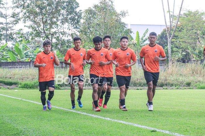 Sejumlah pemain Persija yakni Ryo Matsumura, Dony Tri Pamungkas, Hanif Sjahbandi, Syahrian Abimanyu, hingga Resky Fandi sedang melakukan jogging di Lapangan Nirwana Park, Sawangan, Jawa Barat, Rabu (31/5/2023)