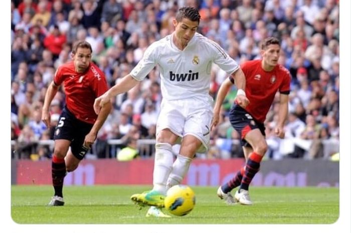 Cristiano Ronaldo mencetak gol saat Real Madrid asuhan Jose Mourinho melibas Osasuna racikan Jose Luis Mendilibar di Liga Spanyol 2011-2012. Mou dan Mendilibar kini akan bereuni di final Liga Europa antara Sevilla vs AS Roma (31/5/2023).