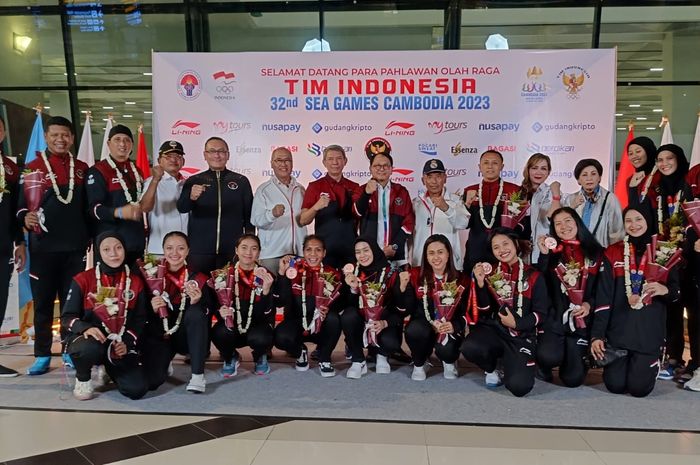 Timnas voli putri Indonesia saat kepulangan di tanah air usai meraih medali perunggu pada SEA Games 2023