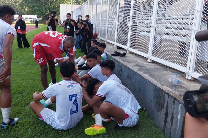 Pemain timnas U-16 Indonesia, Arkhan Kaka saat bersalaman dengan legenda Prancis Eric Abidal di Stadion Madya, Senayan, jakarta, pada Kamis (1/6/2023).