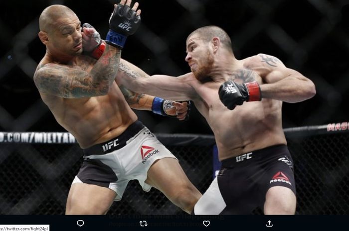 Jim Miller (kanan) melepaskan pukulan ke Thiago Alves dalam pertarungan kelas tangkapan pada UFC 205 di Madison Square Garden, New York, Amerika Serikat, 12 November 2016. 