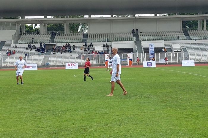 Legenda Argentina, Juan Sebastian Veron bermain sepak bola tanpa alas kaki alias nyeker dalam pertandingan di Stadion Madya, Senayan, jakarta, Kamis (1/6/2023).