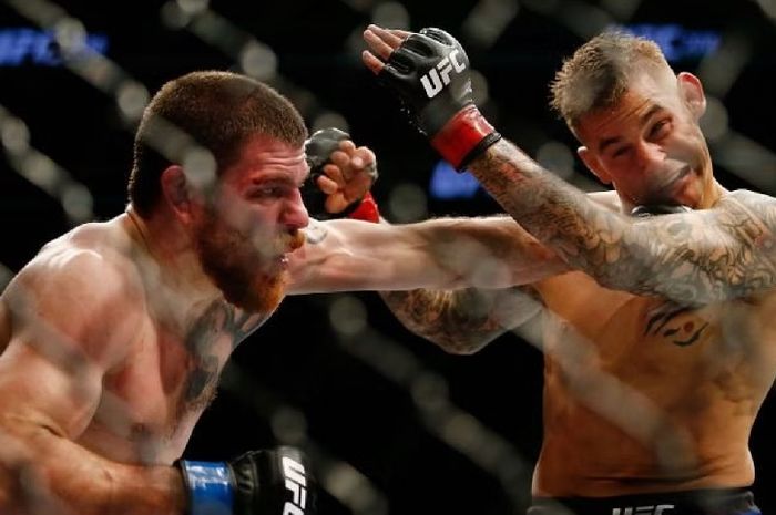 Duel Jim Miller kontra Dustin Poirier di UFC 208 pada 2017.