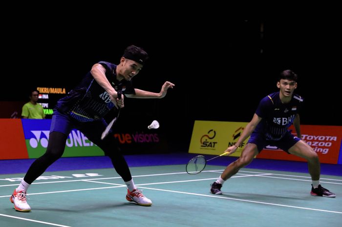 Ganda putra Indonesia, Bagas Maulana, melakukan pukulan backhand saat bertanding bersama Muhammad Shohibul Fikri pada pertandingan perempat final Thailand Open 2023 di Indoor Stadium Huamark, Bangkok, Thailand, 2 Juni 2023.